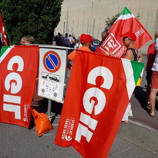 Sanremo: la Panchina Arcobaleno nella Piazzetta dei Diritti della Cgil