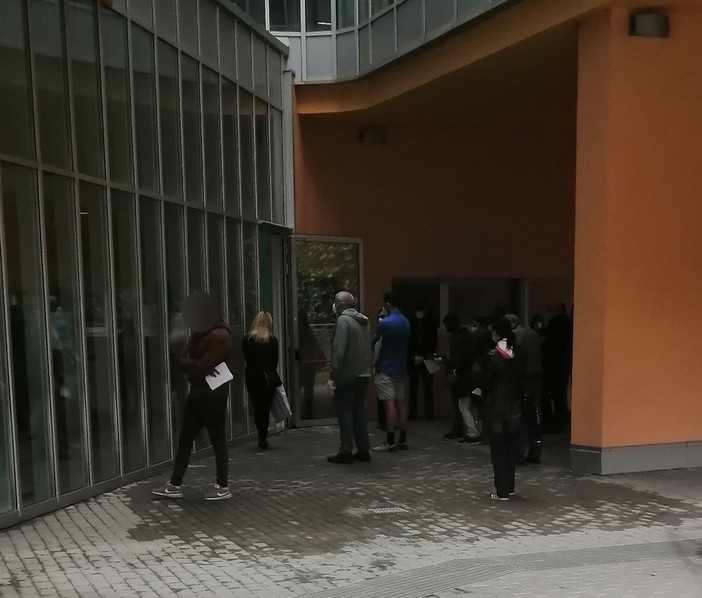 Imperia: troppa ressa ed un unico ingresso al Palasalute, la protesta dei pazienti e di una mamma (Foto)