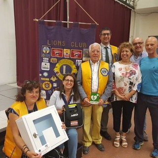 I Lions di Ventimiglia consegnano un defibrillatore al Liceo ‘Aprosio’ della città di confine