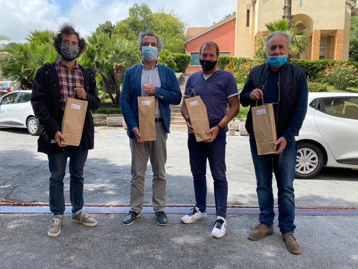 Dolceacqua: consegnato dall'Amministazione all'Asl 1 un omaggio simbolico per il personale sanitario (Foto)