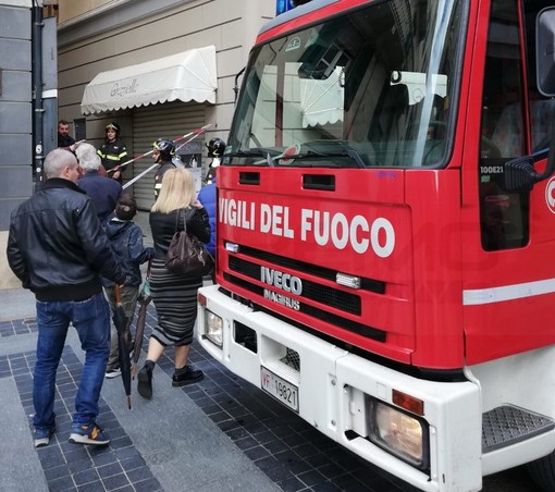 Sanremo: caduta di alcuni calcinacci in via Massabò, intervento dei Vigili del Fuoco matuziani (Foto)