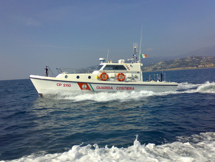 Imperia: notte di lavoro per la Guardia Costiera, soccorsa una barca a vela con motore ausiliario in avaria