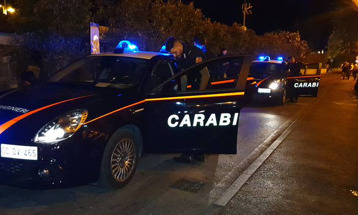 Cena da incubo a Sanremo: 42enne costringe un commensale a consegnargli 4 mila euro sotto la minaccia di un coltello