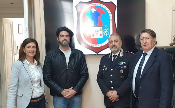 La Confcommercio consegna una televisione al Comando Provinciale dei Carabinieri