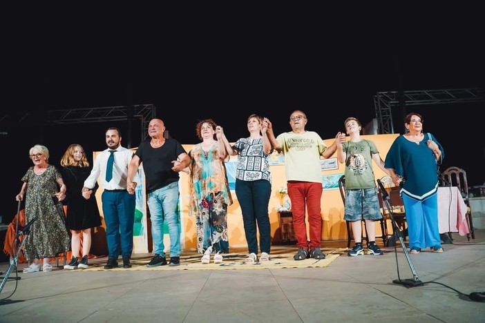 Riva Ligure: questa sera in piazza Ughetto, la commedia brillante ‘Ogni cà a l’à a so cruuxe’