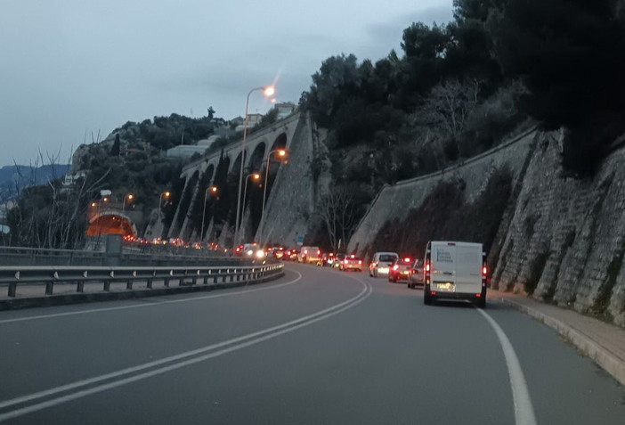 Controlli della Polizia francese a Ponte San Ludovico: lunghe code e ritardi per i frontalieri