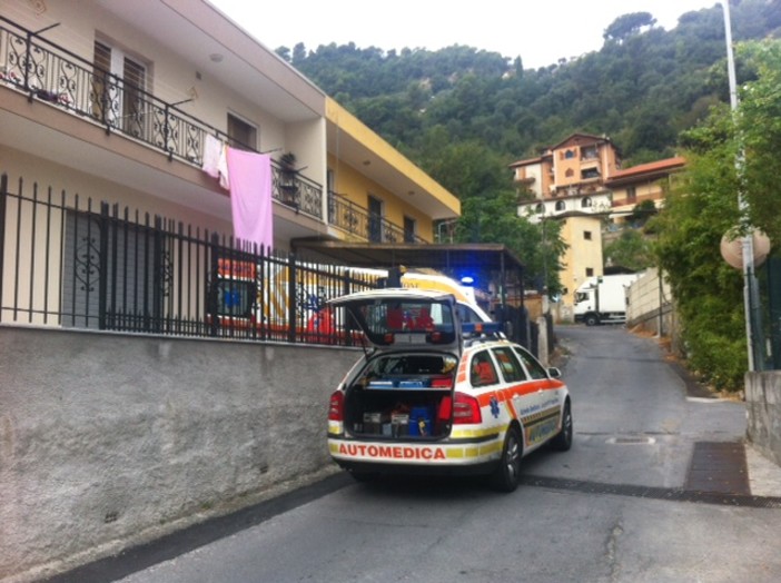 Camporosso, uomo cade dal balcone: ferito viene trasportato d’urgenza in ospedale