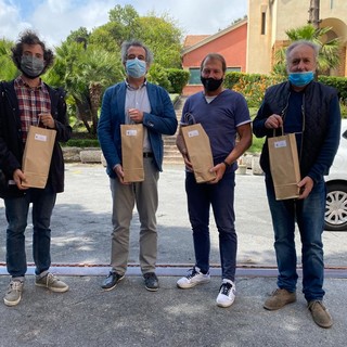 Dolceacqua: consegnato dall'Amministazione all'Asl 1 un omaggio simbolico per il personale sanitario (Foto)