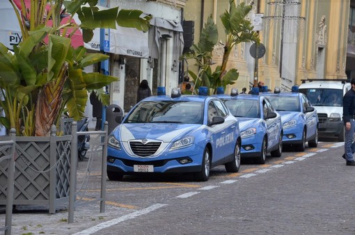 Sanremo: pattuglie e poliziotti nel centro città, serie di controlli in piazza Colombo. Identificate alcune persone