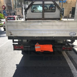 Sanremo: corso Mombello sempre più d'attualità, stamane 'pizzicato' furgone con la targa nascosta per evitare lo 'Street control' (Foto)