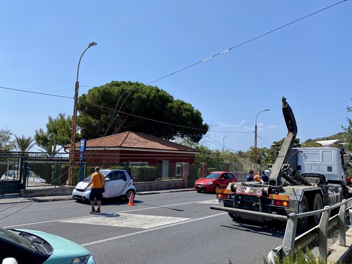 Sanremo: camion 'aggancia' i cavi del filobus a Bussana, intervento dei Vvf e traffico in tilt (Foto)