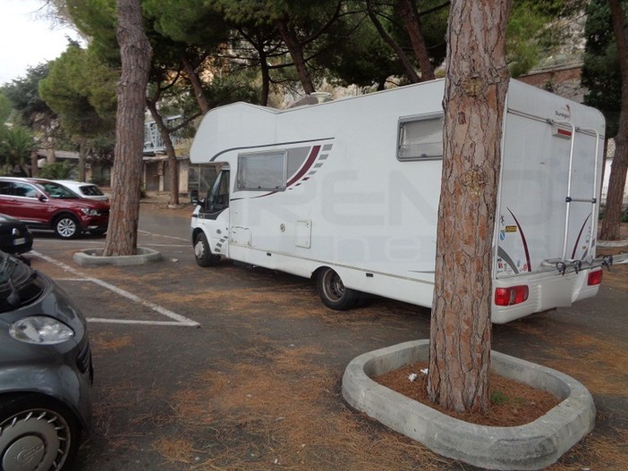 Ventimiglia: camperisti abusivi in piazzale De Gasperi, spettacoli poco edificanti e degrado (Foto)