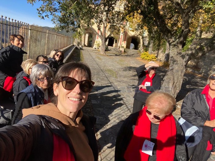 No alla violenza sulle donne: 'sciarpe rosse' in cammino da Taggia a Castellaro (foto)