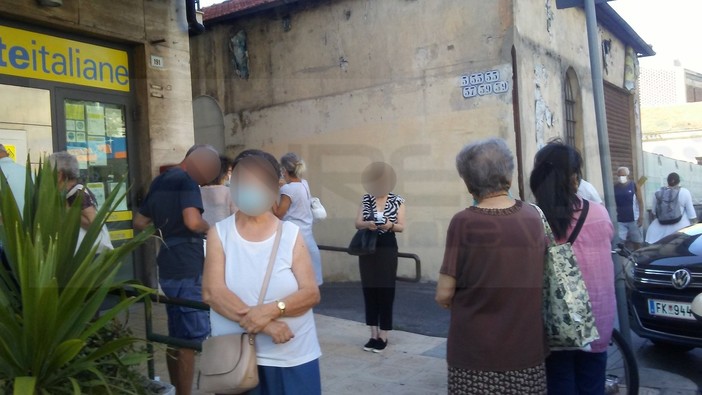 Sanremo: una sola cassa aperta su tre e lunghe code alle Poste della Foce, la protesta dei clienti (Foto)