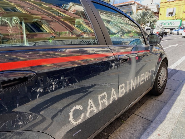 Cerca di sedurre un 77enne, poi gli ruba il Rolex e scappa col complice: coppia rumena fermata dai carabinieri a Vallecrosia