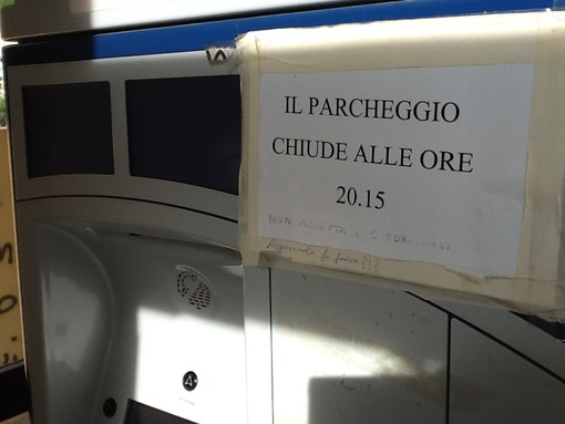 Imperia: ai 'Toscanini' solo 5 euro 'vecchi', gli automobilisti rispondono ironicamente sui cartelli