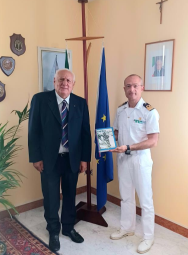 Il commendatore Mariano Tedeschi dona alla Capitaneria di porto di Imperia il libro sulla biografia dell’Eroe di Premuda