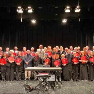 Ventimiglia: grande successo pe il concerto natalizio del Coro Polifonico al Teatro Comunale (Foto)