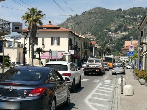 Traffico in tilt tra Bordighera e Ventimiglia per alcuni lavori sul Nervia: automobilisti infuriati (Foto)