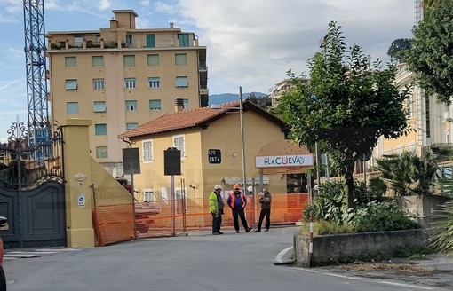 Sanremo: prenotano il ristorante e vanno con la bici partendo da Arma, ma trovano la ciclabile chiusa (Foto)