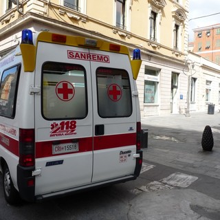 Sanremo: in via Manzoni ciclista 'investe' una giovane in scooter, lievi ferite