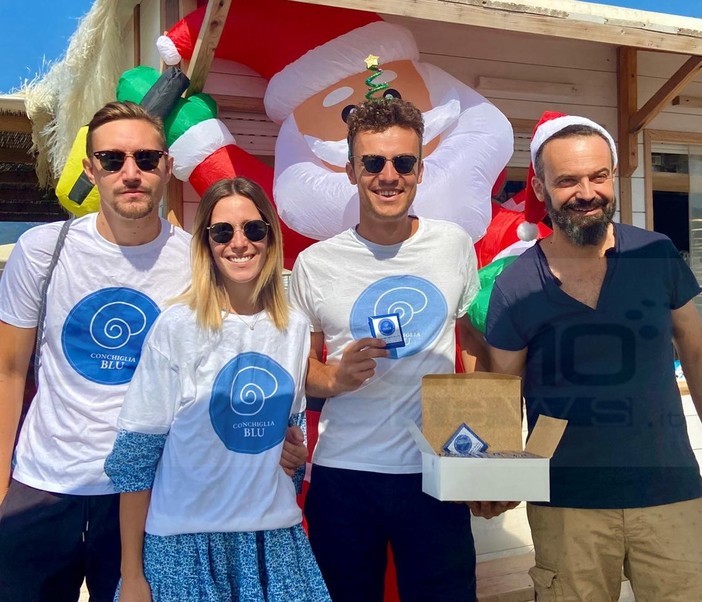 Ventimiglia: i volontari della 'Conchiglia Blu' distribuiscono i portacenere portatili in spiaggia (Foto)