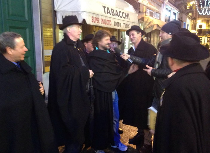 Il coro degli Amis d'ja madalena di Fossano fuori dal Teatro Ariston a pochi minuti dalla prima serata