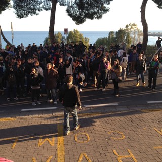 Proteste ad Imperia: la Celere sul posto, i manifestanti lasciano Capo Berta e vanno in corteo fino al Comune