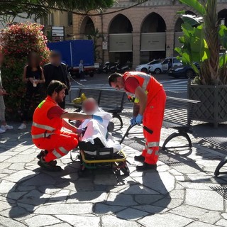 Sanremo: cade in piazza Colombo e sbatte la testa contro una panchina, anziano trasportato in ospedale