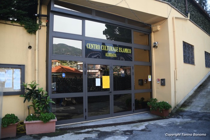 Il cartello sulla porta del centro (Foto Tonino Bonomo)