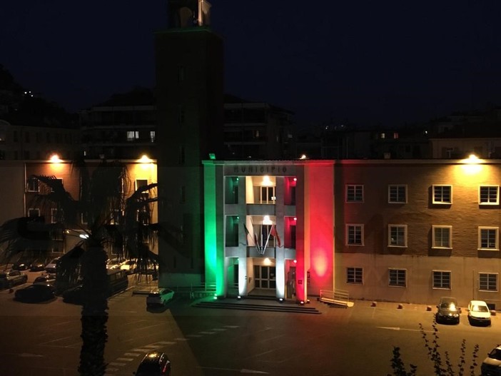 Ventimiglia: da ieri sera la facciata del Comune è illuminata con il tricolore in questo difficile momento (Foto)