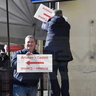 Sanremo: tre Consiglieri comunali 'operai' al montaggio di alcuni cartelli per le indicazioni in piazza Colombo (Foto)