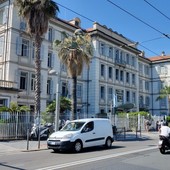Sanremo: 25enne aggredito a sprangate in strada Solaro, indagini della Polizia sul movente