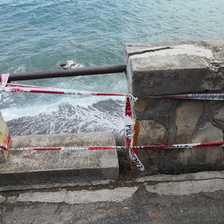 Imperia: fa retromarcia e lesiona un muretto alla Galeazza, intervento della Polizia Municipale (Foto)