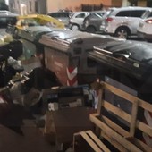 Ventimiglia: cassonetti strapieni e immondizia ovunque, la differenziata sembra non decollare (Foto)