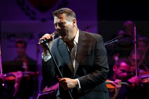 Sanremo: applausi a scena aperta per Tony Hadley, ieri la Sinfonica ha aperto la stagione all'Alfano (Foto e Video)