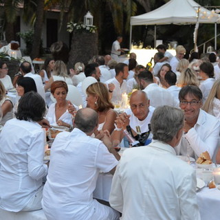 Bordighera: grande successo di partecipazione ieri a Villa Etelinda per la 'Cena in bianco' (Foto)