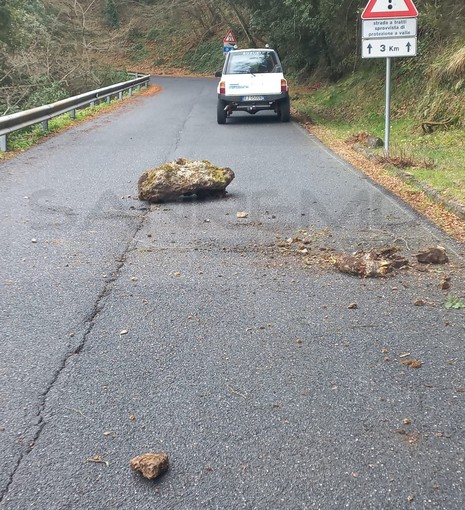 Caduta di massi e piccoli smottamenti di terreno sulla Provinciale 61 tra San Romolo e Perinaldo