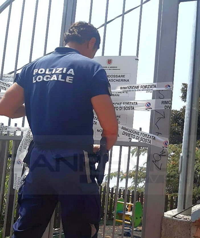 Sanremo: tronco di un grosso ficus a rischio caduta, chiusi i giardini di piazza San Costanzo nella Pigna (Foto)