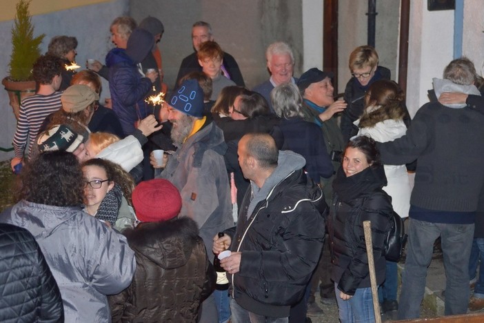 Triora: in tanti hanno ballato, festeggiato e brindato al nuovo anno in frazione Cetta (Foto)