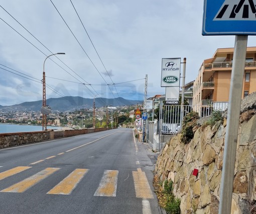 Sanremo: segnaletica ancora da 'cantiere' in corso Mazzini ma i lavori sono terminati da tempo (Foto)