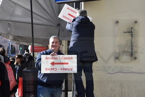 Sanremo: tre Consiglieri comunali 'operai' al montaggio di alcuni cartelli per le indicazioni in piazza Colombo (Foto)