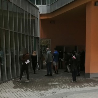 Imperia: troppa ressa ed un unico ingresso al Palasalute, la protesta dei pazienti e di una mamma (Foto)