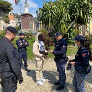 Ventimiglia, forze dell'ordine in azione nel centro città: controllati 25 stranieri (Foto)