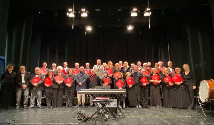 Ventimiglia: grande successo pe il concerto natalizio del Coro Polifonico al Teatro Comunale (Foto)