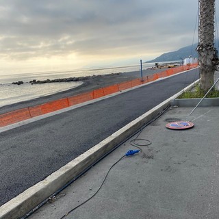 Ventimiglia, asfaltata la pista ciclopedonale a sbalzo (Foto)