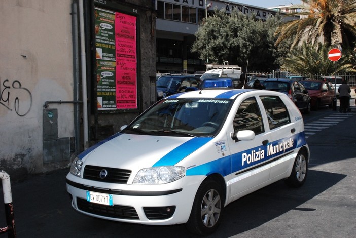 Sanremo: in lacrime per il cellulare caduto nel tombino, madre ringrazia la polizia municipale per l'aiuto immediato