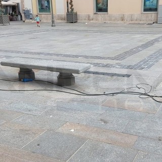 Sanremo: a volte ritornano, in piazza Borea D'Olmo cassette e cavi elettrici abbandonati e pericolosi (Foto)