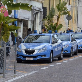 Sanremo: pattuglie e poliziotti nel centro città, serie di controlli in piazza Colombo. Identificate alcune persone