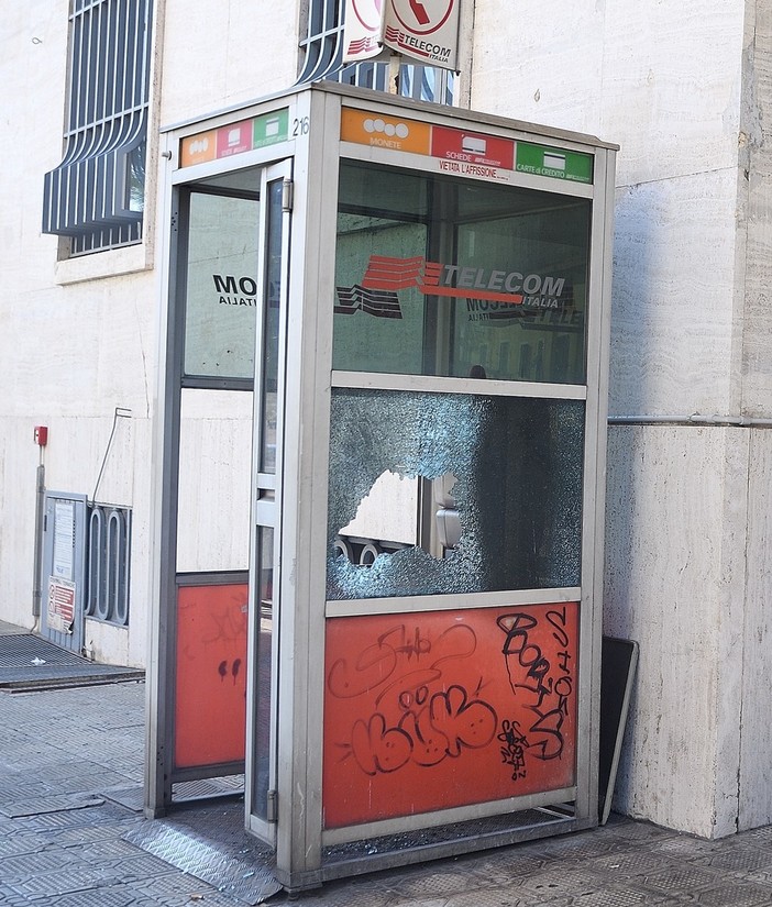 La cabina telefonica danneggiata vicino all'ufficio centrale delle Poste